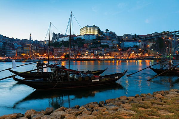 Tradycyjne barki na rzece Douro w Porto. Spławiano nimi beczki z winem z plantacji.