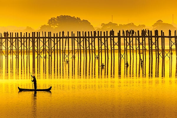 U Bein Bridge, najdłuższy most tekowy świata (1,2 km) znajduje się w Amarapurze, w okolicach Mandalaj.