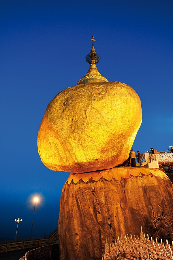 Pagoda Kyaiktiyo to jedno z trzech najważniejszych świętych miejsc birmańskich buddystów. Ma 7,3 m wysokości i wznosi się na szczycie głazu, który jest pokryty płatkami złota.