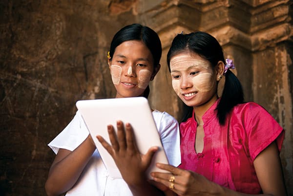 Od 2011 roku, kiedy Birma wkroczyła na długą drogę ku demokracji, możliwe jest legalne posiadanie sprzętu elektronicznego i dostępu do Internetu.
