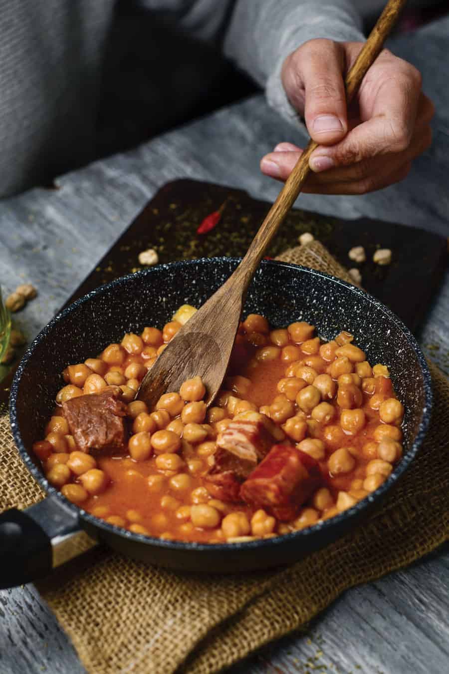 Hiszpanski pejzaz w garnku Cocido Madrinelo