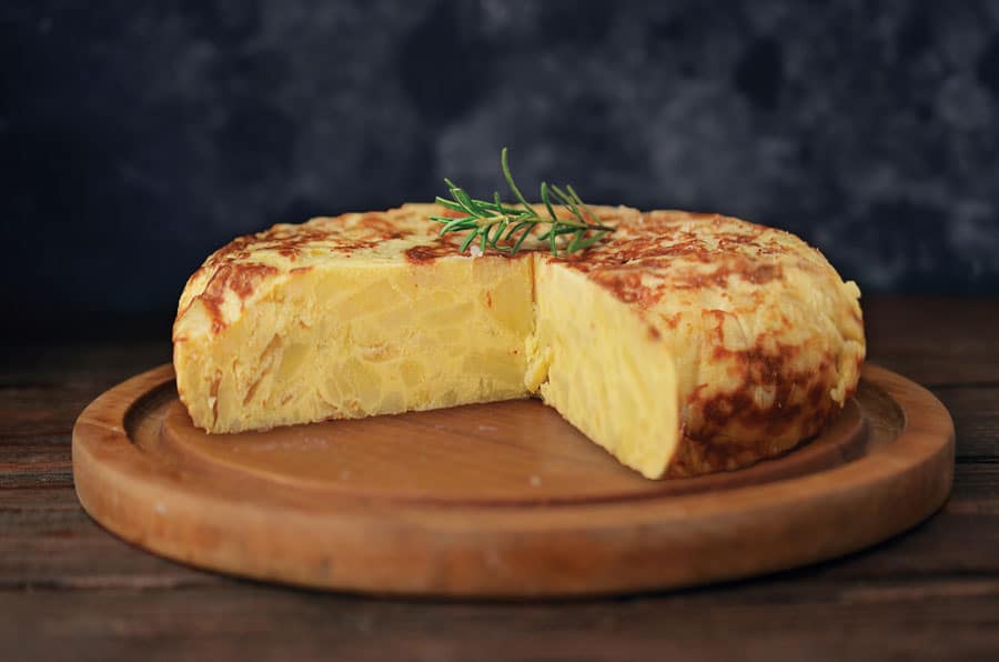 Hiszpanski pejzaz w garnku Tortilla de Patatas