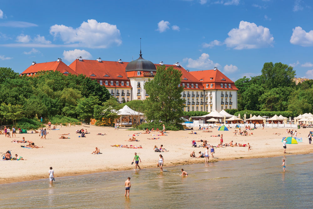 Plaża przy hotelu Grand w Sopocie.