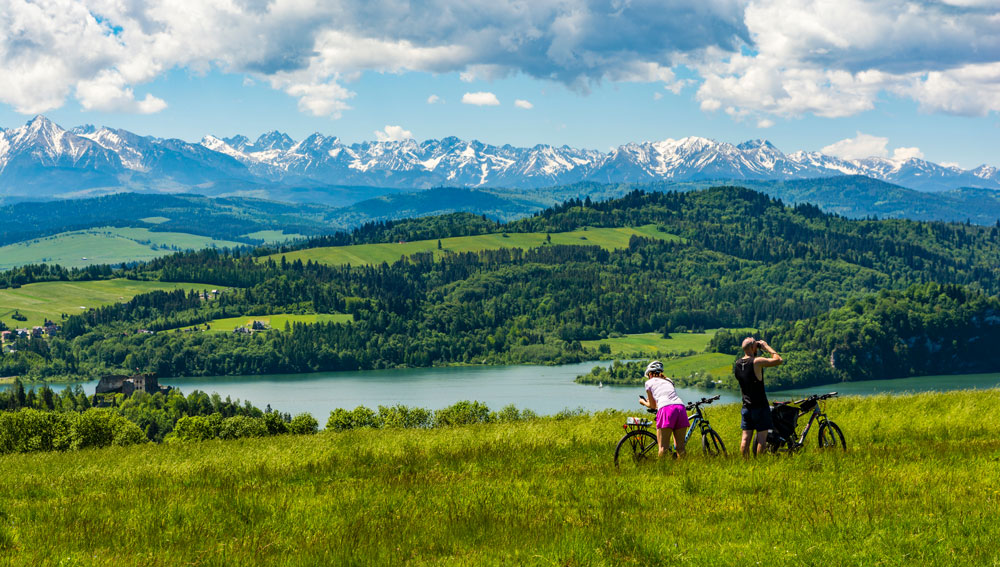 Wakacje w górach - widok na Tatry z Czorsztyna.