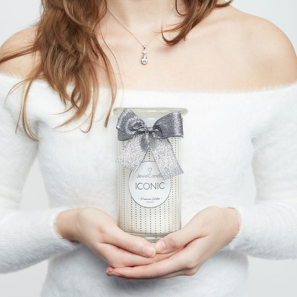 Świeca zapachowa Jewel Candle Iconic z biżuterią